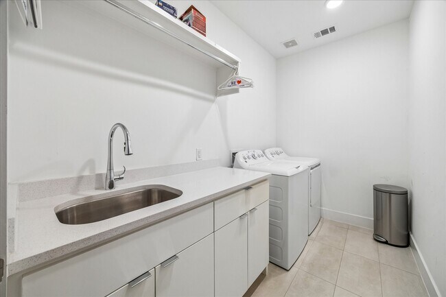 Building Photo - 4532 Sunburst St