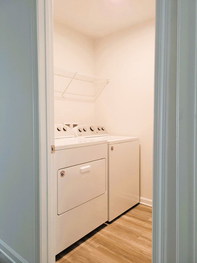 Building Photo - Immaculate 3 bedroom townhouse centrally located in Bon Air