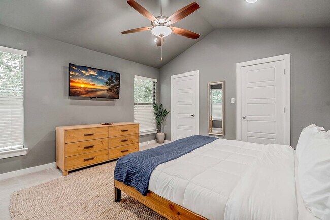 Building Photo - 2002 Rosewood Ave