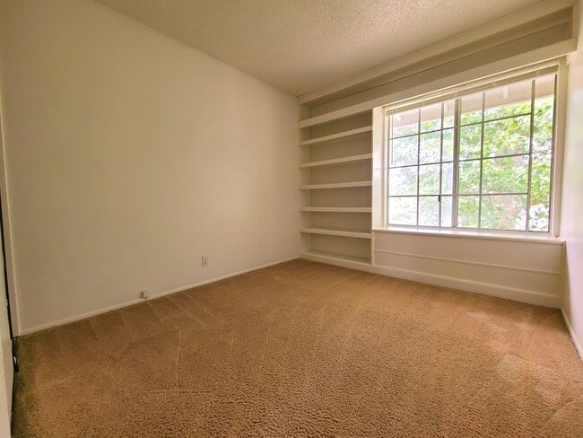 Building Photo - Nice 2-Story 3-Bedroom Condo in Loma Linda!