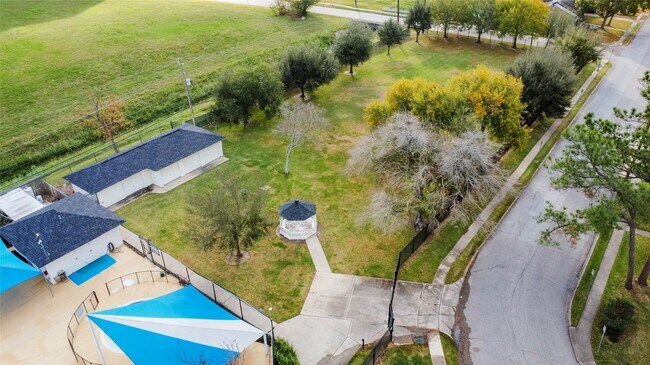 Building Photo - 10720 Briar Forest Dr