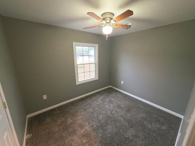 Building Photo - 3 Bedroom 1.5 BA Hubert