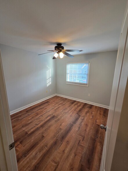 Building Photo - 1215 Green Oaks Ln