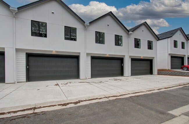 Building Photo - Beautiful Townhouse with Easy Access to Everything!