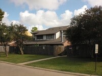 Building Photo - Spacious 3 bedroom 2 Full baths townhouse.
