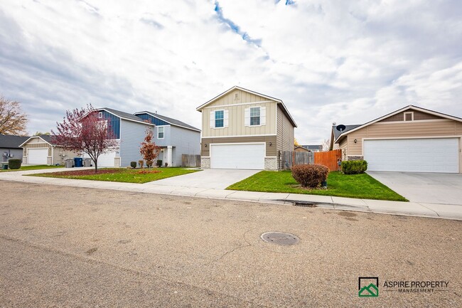 Building Photo - 3 Bed 2.5 Bath Home