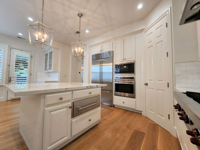 Building Photo - Updated Home Available in Downtown Palo Alto available first week of September!