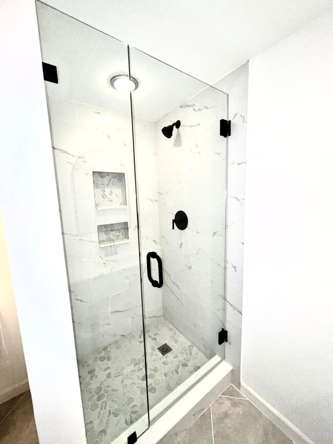 Building Photo - 904 9th Way