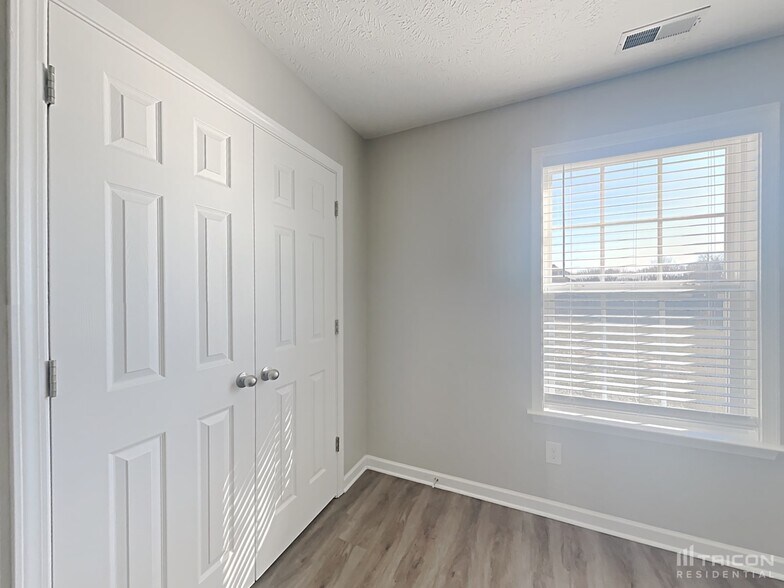 Building Photo - 901 Laramie Ct