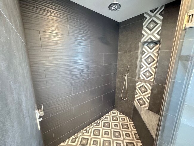 Building Photo - Gorgeous 5bed/3bath Refrig A/C with 2 Master Bedrooms!