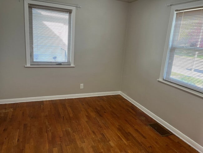 Building Photo - 4 bed / 1 1/2 bath home midtown!
