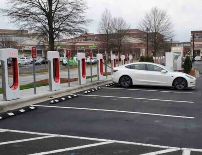 Building Photo - 11423-11425 5 Cedars Rd