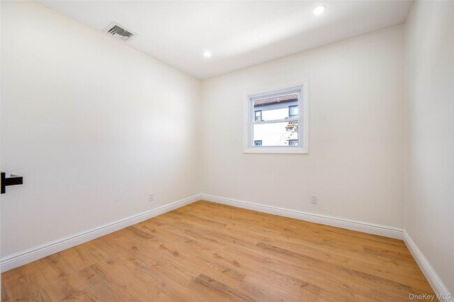 Building Photo - 50 Mahland Pl