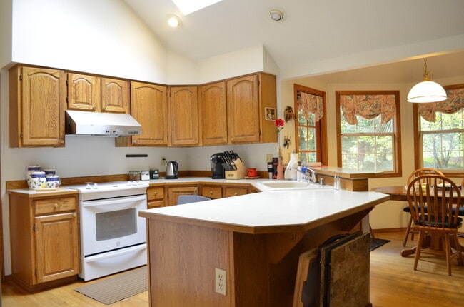 Building Photo - Traditional 4-Bedroom Home Near Microsoft ...