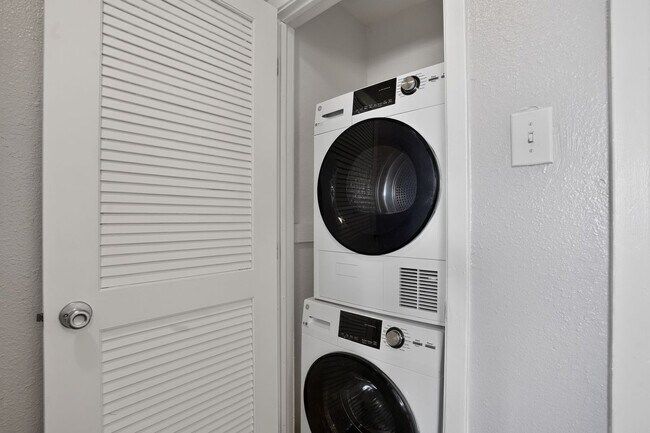 Building Photo - 5550 Folsom Dr