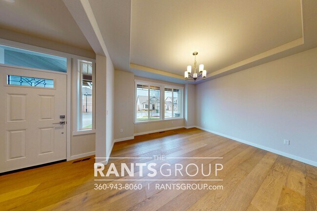 Building Photo - Beautiful Home! Easy JBLM Commute!