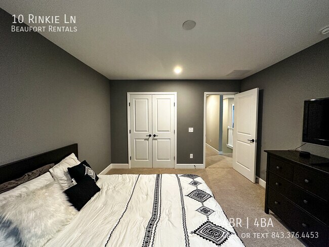 Building Photo - 10 Los Robles Rd