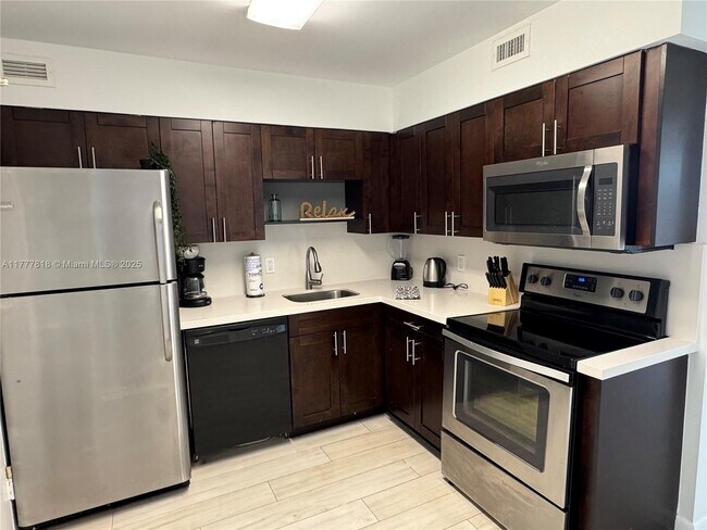 Building Photo - 5161 Collins Ave