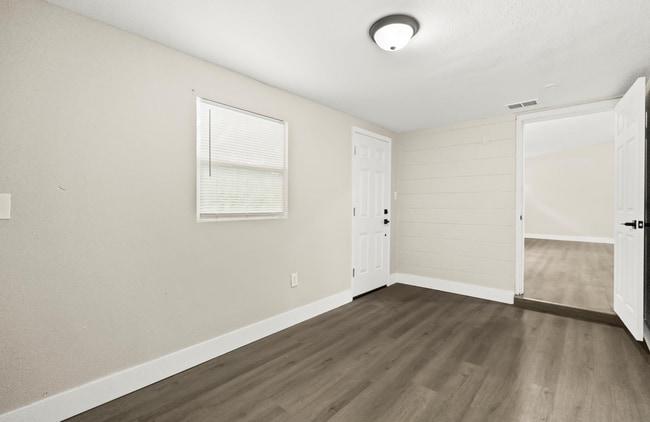 Building Photo - 6113 Hialeah St