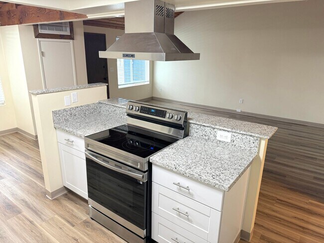 Building Photo - (946) 2780-J - Beautiful Updated 2-bedroom...