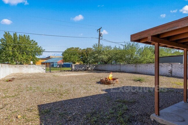 Building Photo - 227 E Waverly St