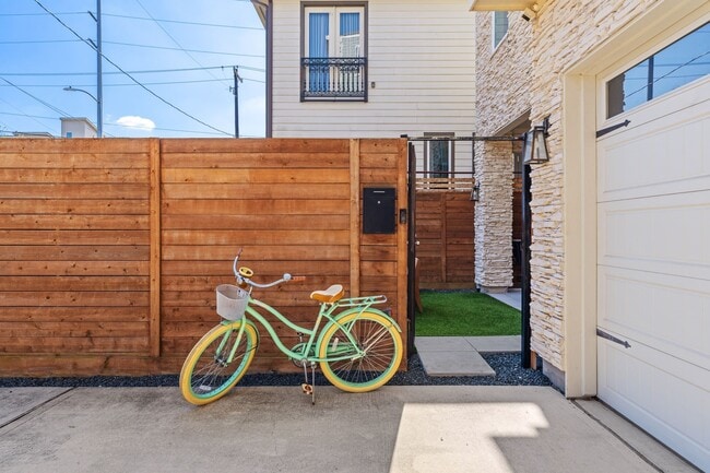 Building Photo - 807 Nicholson St