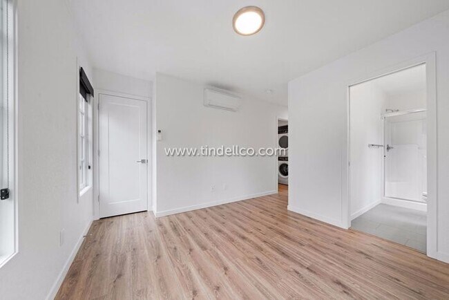 Building Photo - Modern Three-Story Townhouse in Hosford-Ab...