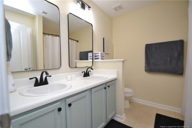 Building Photo - 3115 Manhasset Ln