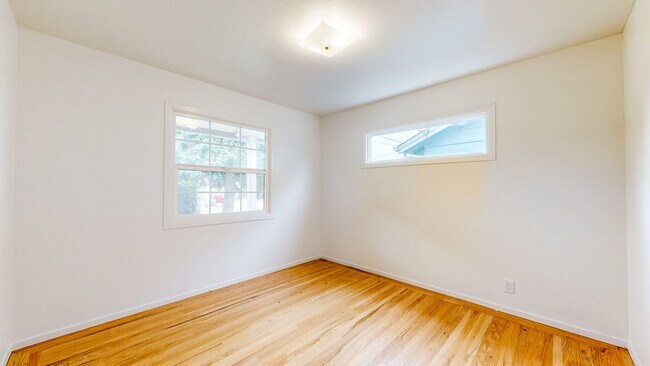 Building Photo - Beautiful Light & Bright Single Level 3 Be...