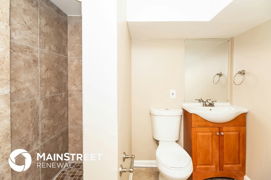 Building Photo - 537 Roxbury Dr