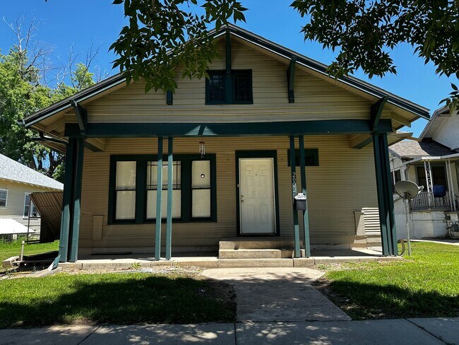 Building Photo - 2022 9th Ave