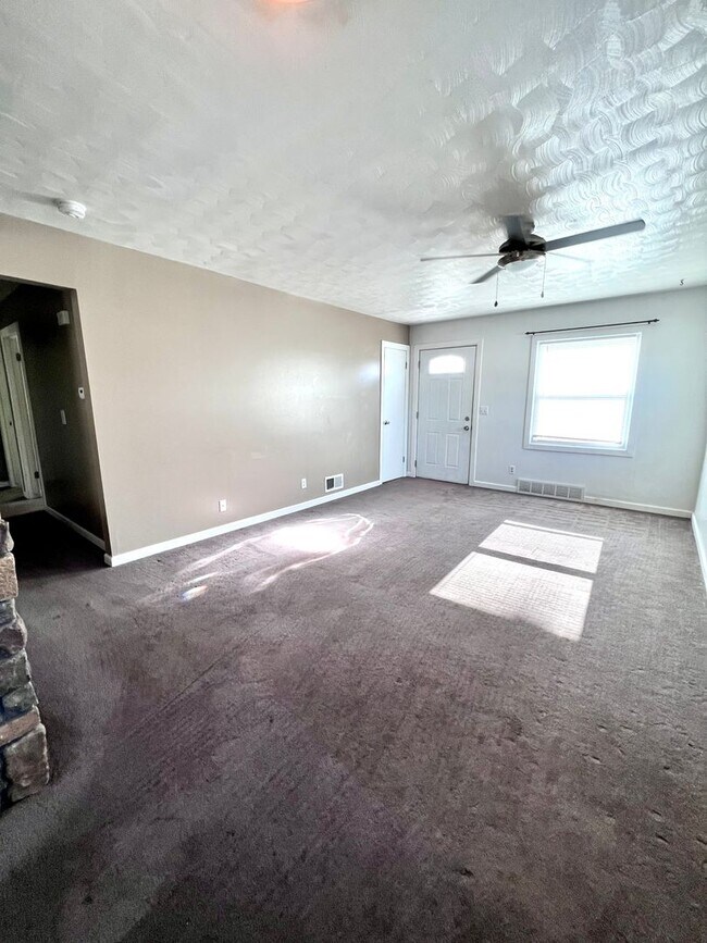 Building Photo - Beautiful 3 bed, 2 bath, 2 car garage