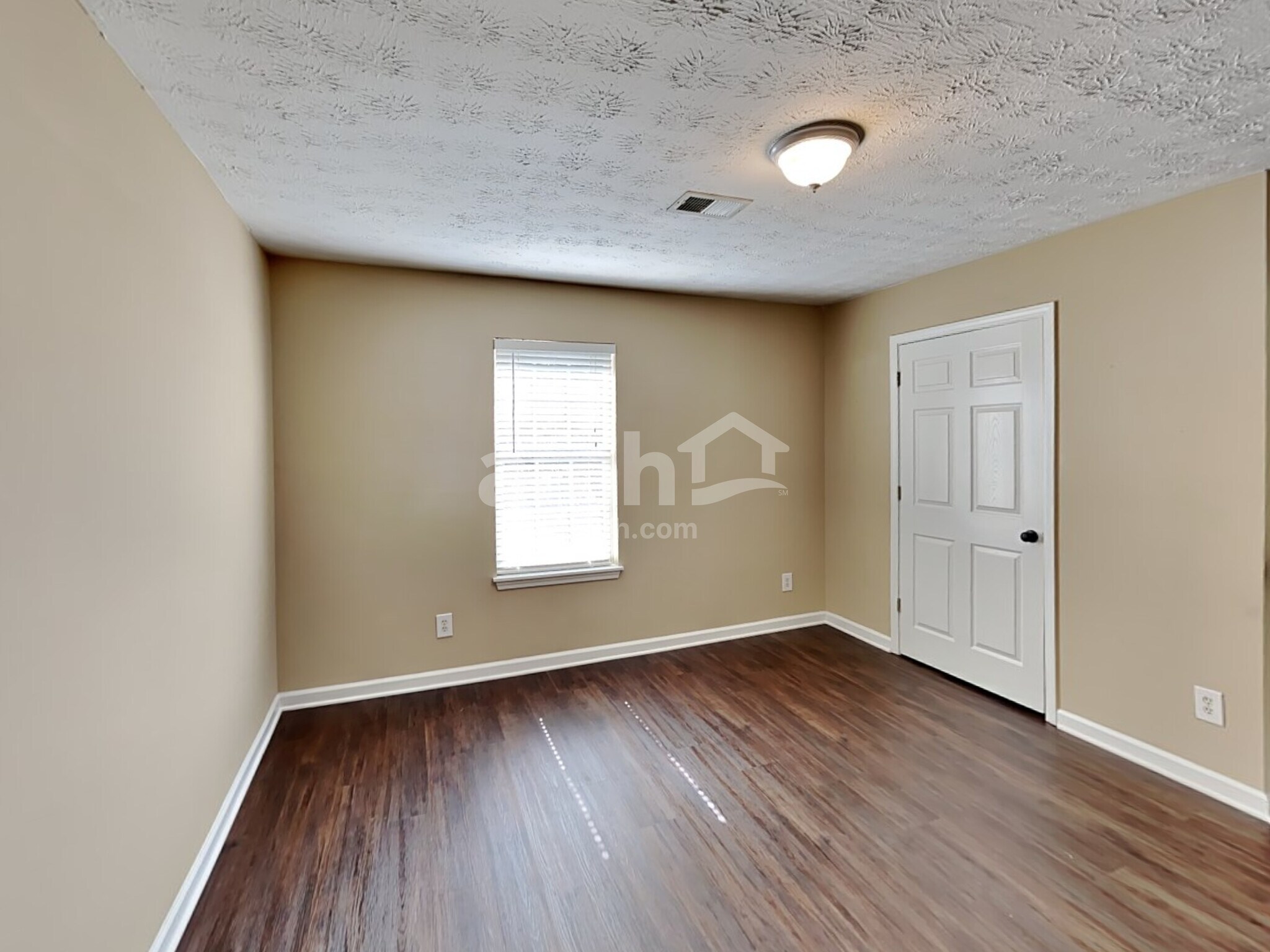 Building Photo - 685 Oxford Hall Dr SW