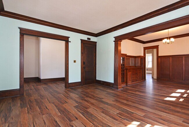 Building Photo - Spacious 2-Bedroom Unit in Minneapolis - Great Location!