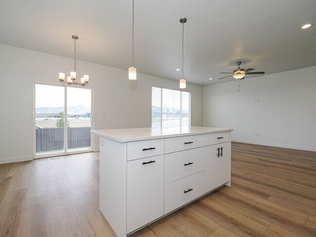 Building Photo - 4 Bedroom, 2.5 bathroom Eagle Mountain Home