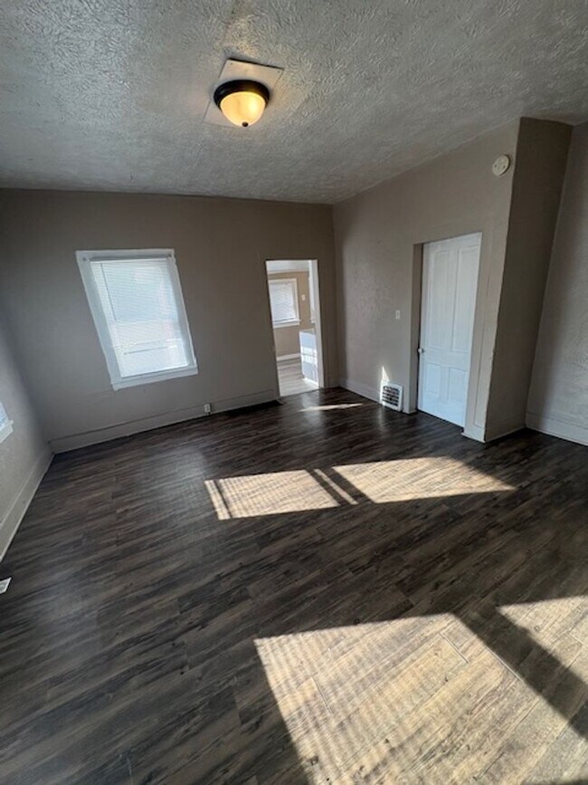 Building Photo - 2 Bedroom / 1 bathroom House in Peoria, IL