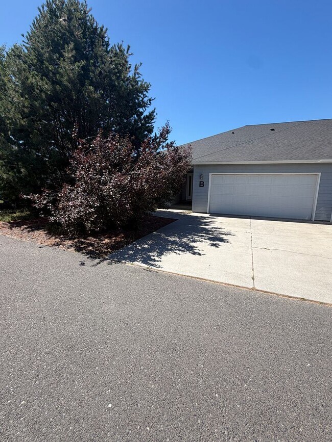 Building Photo - Large Duplex, Pelican Pointe Area