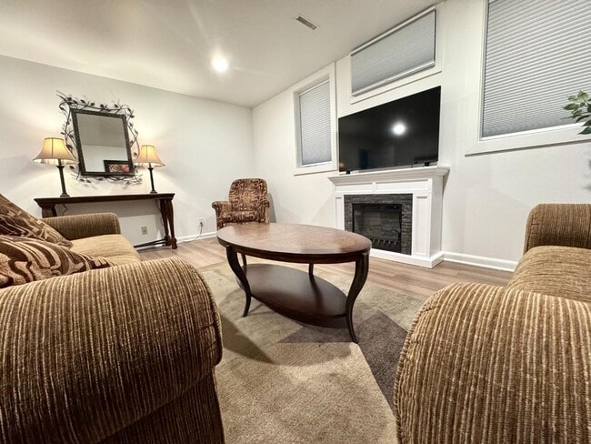 Building Photo - 1305 9th St W