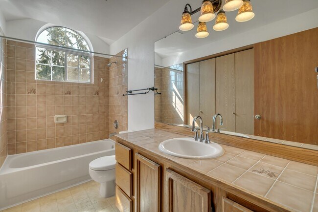 Building Photo - 3-bedroom, 2.5-bathroom home located in Fe...