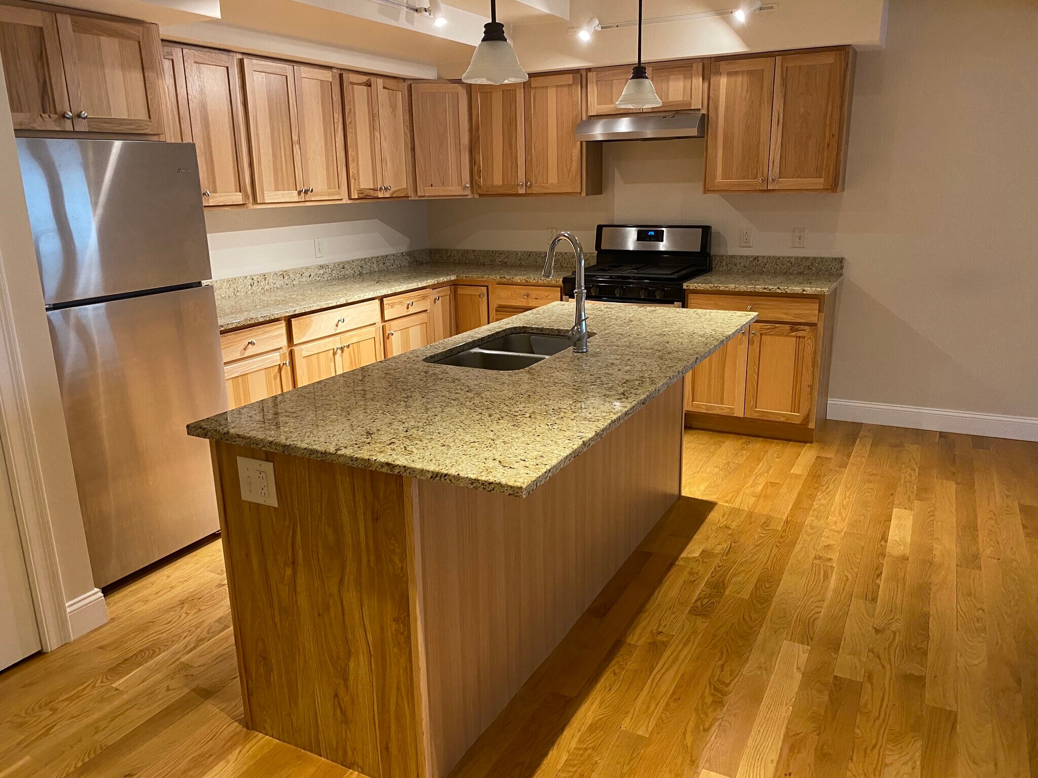 Building Photo - 137 Main St