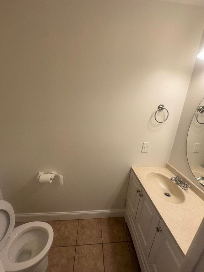 Building Photo - Beach Place Town House