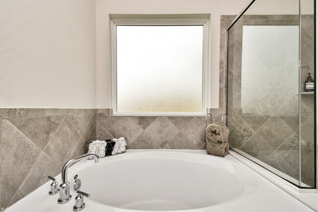 Primary bath with garden tub - 7847 Grand Louis Way