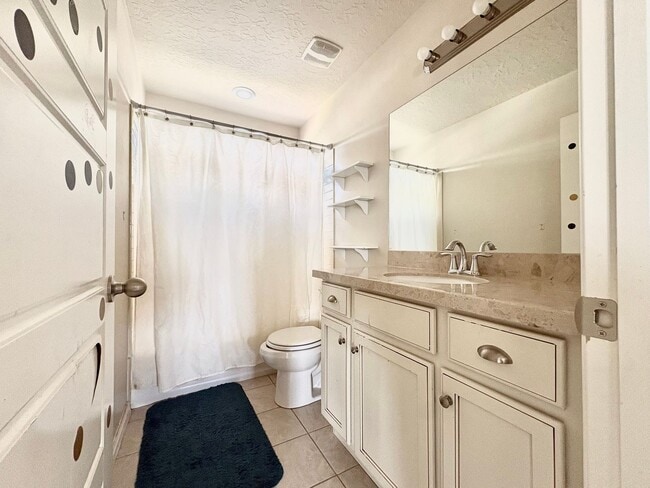 Building Photo - 3 Bed, 2.5 Bath Lakeview Home (Upper Unit) with Private Yard in Quiet Neighborhood!