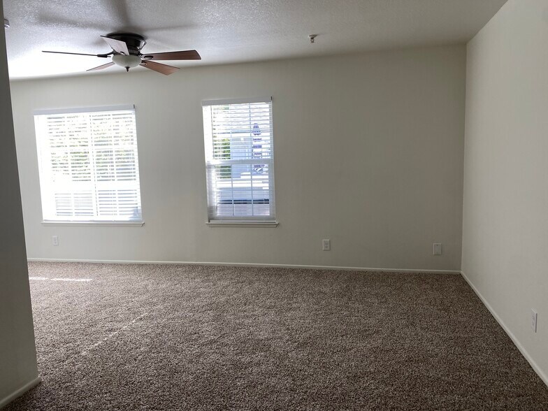 Building Photo - 18252 Parkview Ln