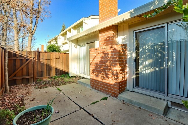Building Photo - End Unit 2 Bed, 2 Bath Townhouse with Atta...