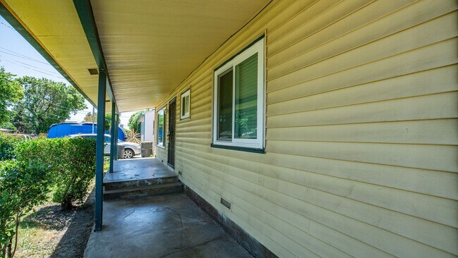 Building Photo - Charming 2 bedroom 1 bath!