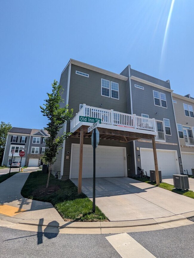 Building Photo - END UNIT newer build in ideal Frederick lo...