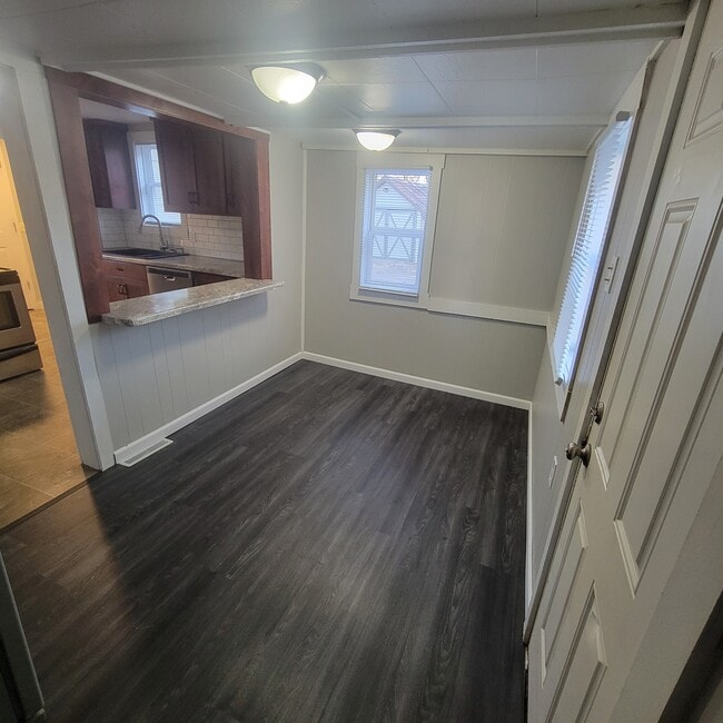 Building Photo - 242 9th Ave N