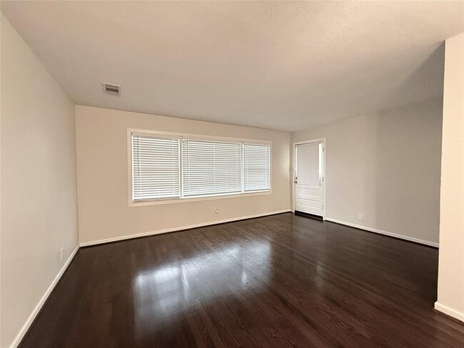 Building Photo - 1220 Chevy Chase Dr