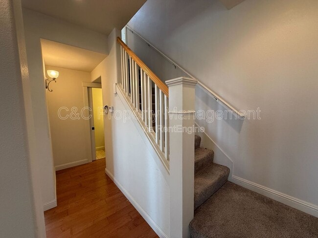 Building Photo - 2527 N Village Dr